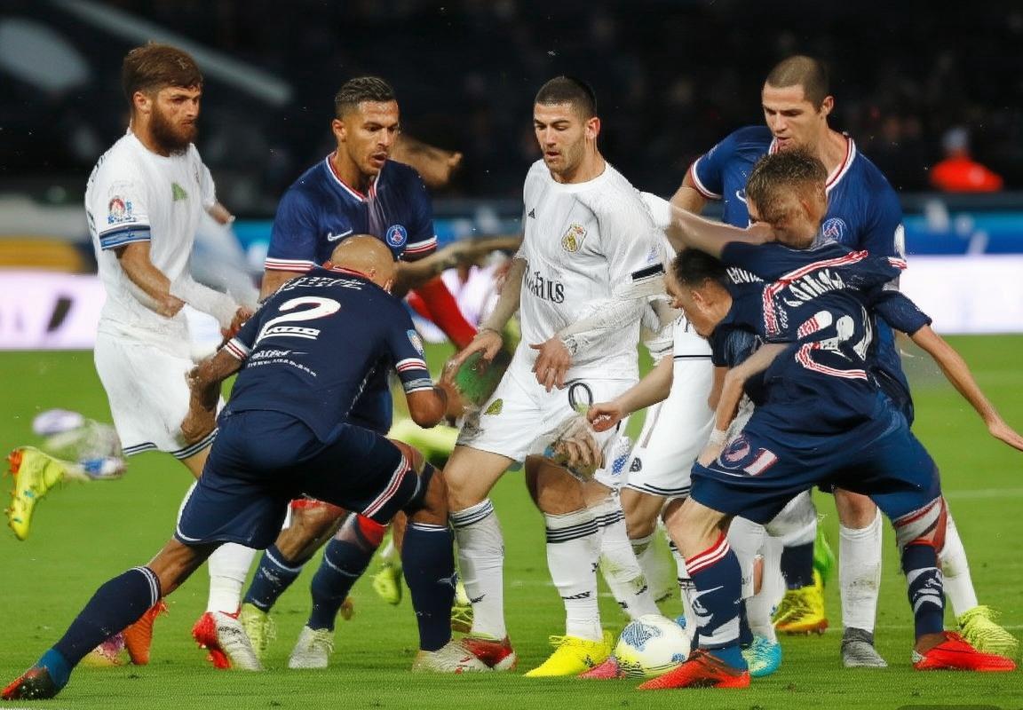 巴黎圣日耳曼VS皇家马德里：历史对决前瞻与状态解析(图2)